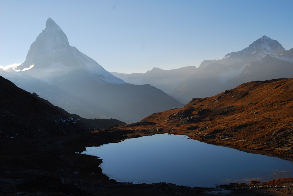 Herbstruhe - Matterhorn mit Riffelsee , Walliser Alpen. Schweiz