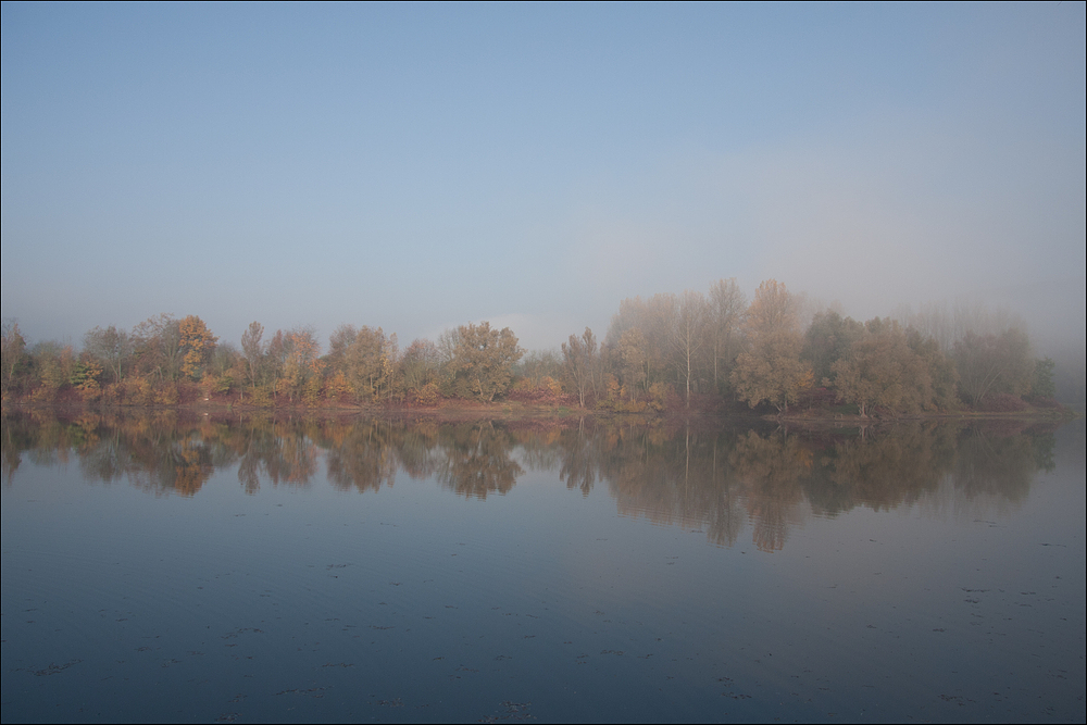 Herbstruhe über dem See