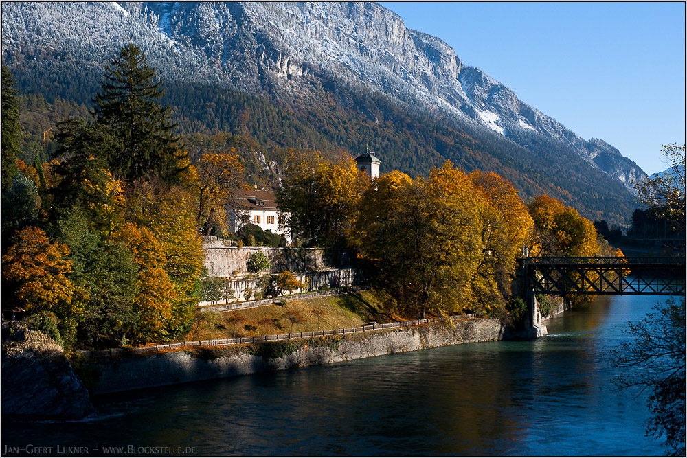 Herbstschloss vor Wintermassiv