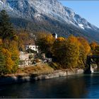 Herbstschloss vor Wintermassiv