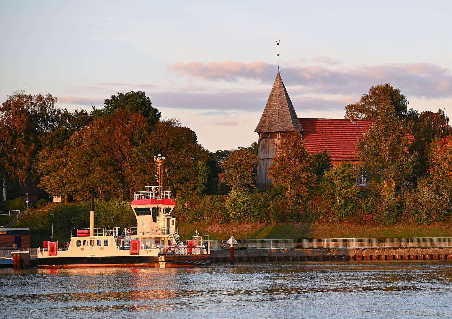 Herbstsonne am Fähranleger Sehestedt