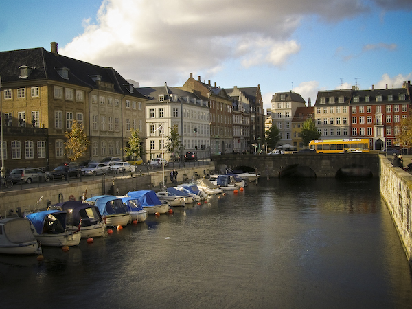 Herbstsonne kitzelt Stadt