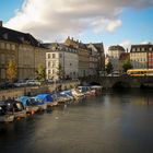 Herbstsonne kitzelt Stadt