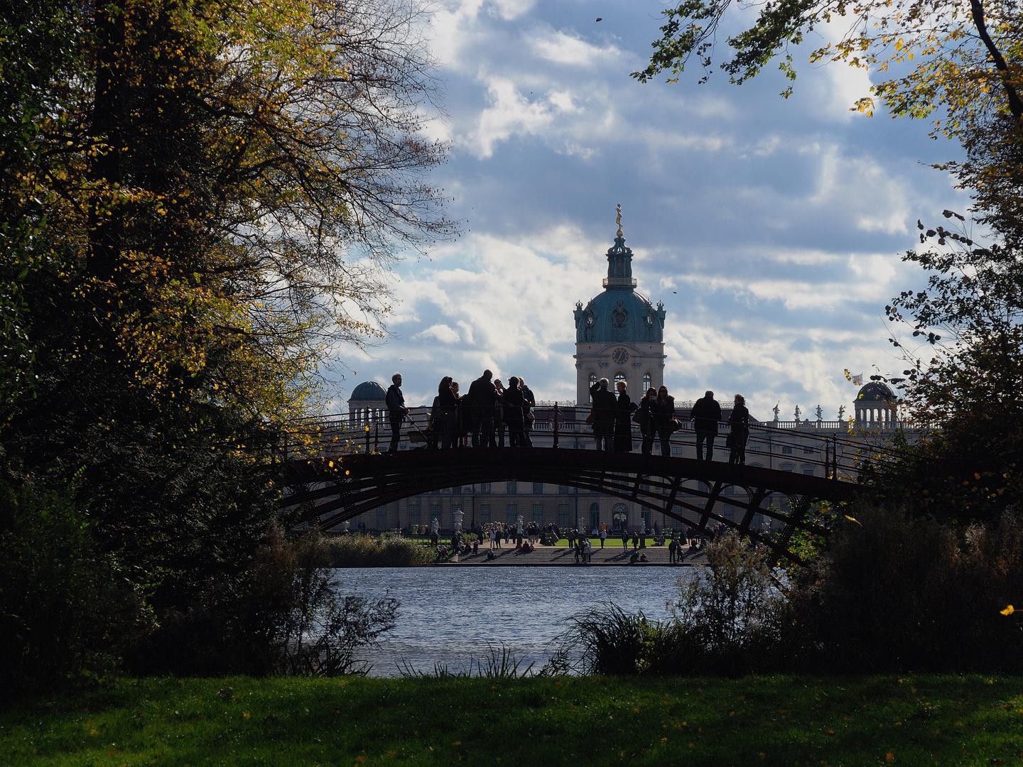 Herbstsonne tanken im Park