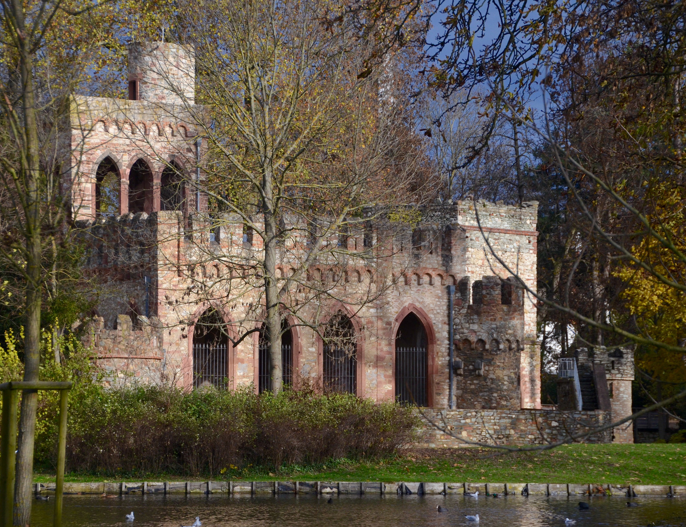 Herbstsonne trifft Zierschloss