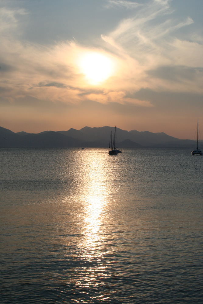 Herbstsonnenuntergang an der Côte d'Azur