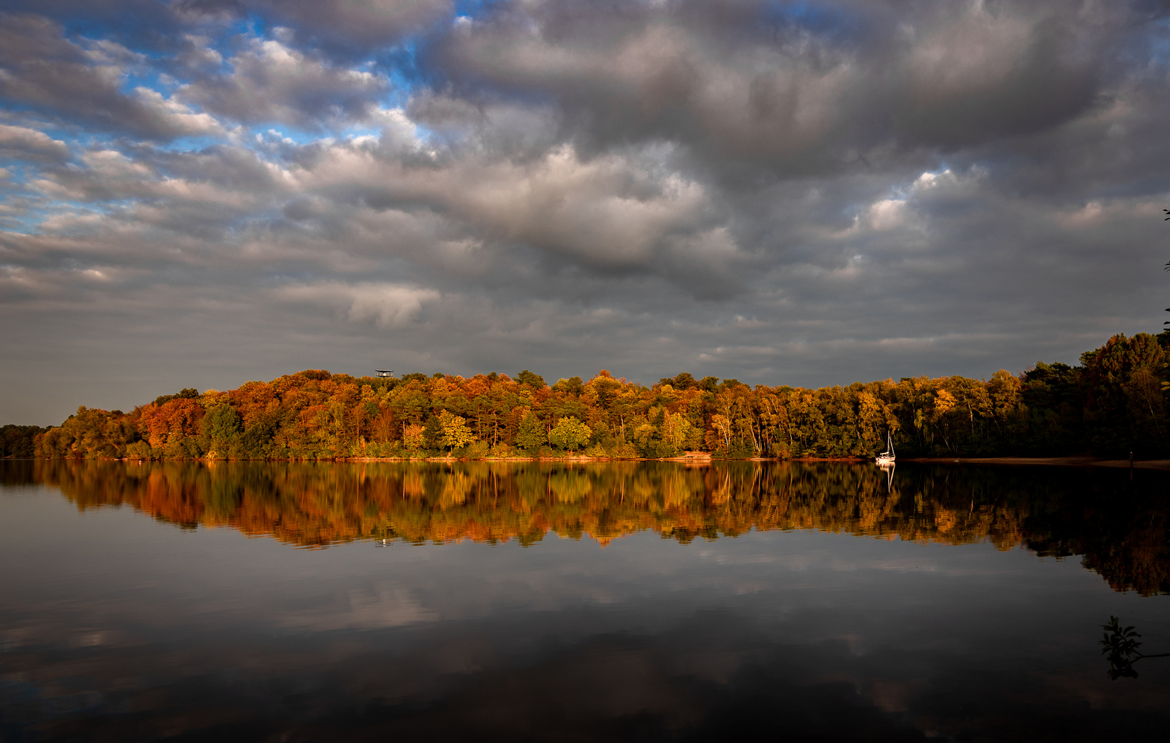 Herbstspiegelung am See