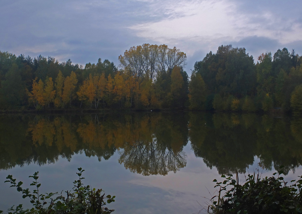 Herbststimmung am Badeweiher in Roth-Wallesau