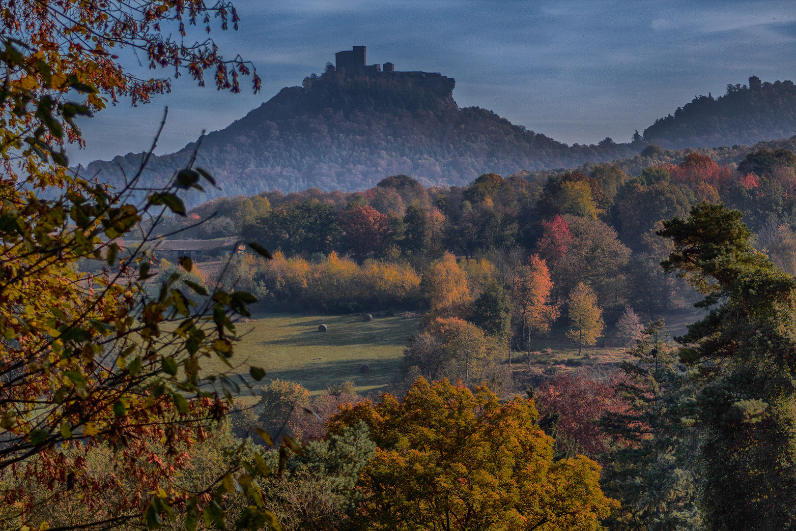 ..Herbststimmung an der Trifels..