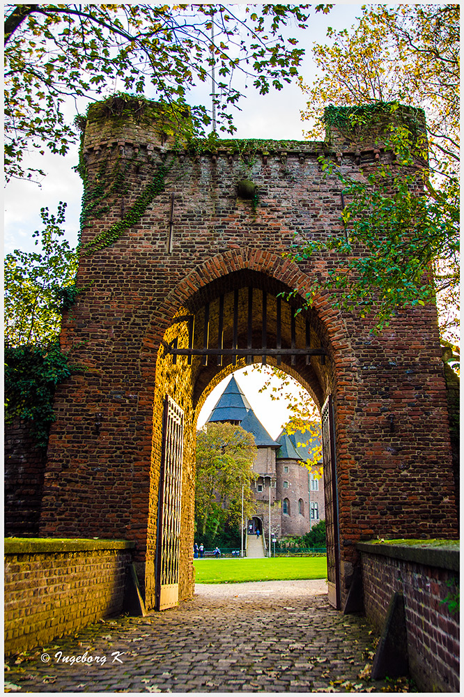 Herbststimmung - Burg Linn in Krefeld