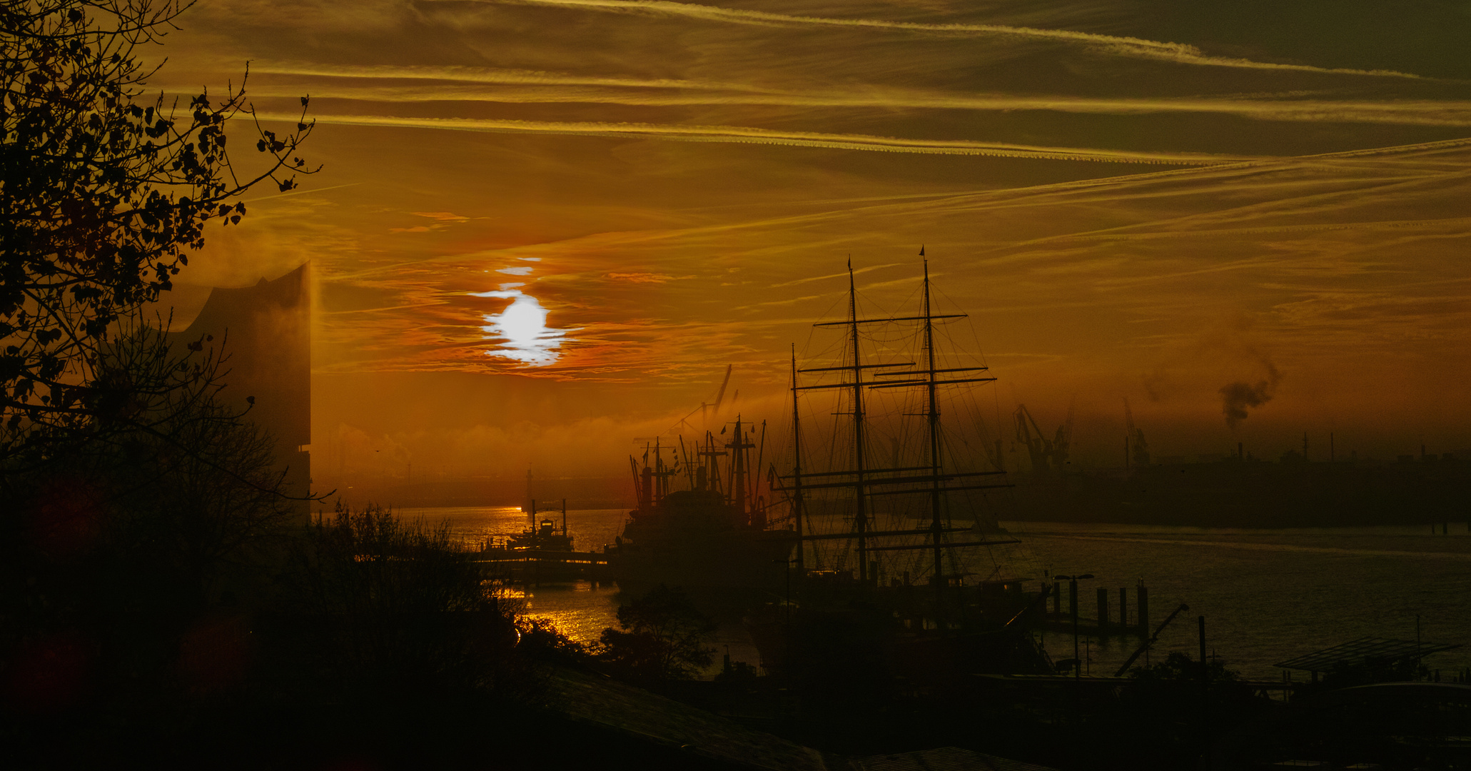 Herbststimmung - Die Elbphilharmonie im Nebel bei Sonnenaufgang