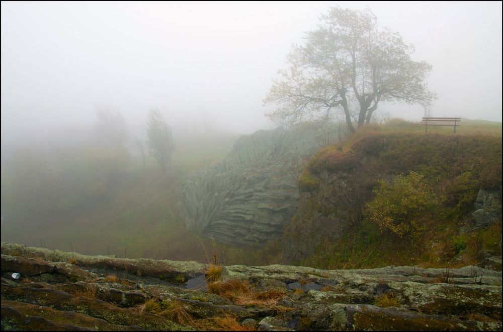 Herbststimmung - "Hirtstein" bei Satzung (Sa)