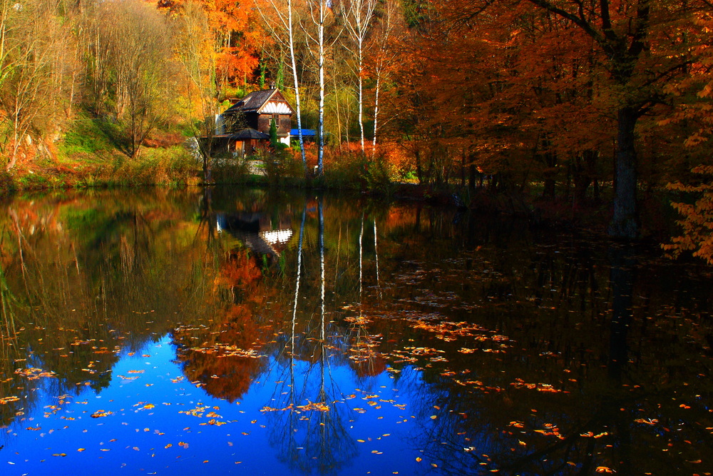 Herbststimmung: Hütte am See