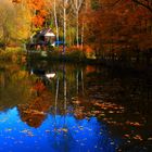 Herbststimmung: Hütte am See