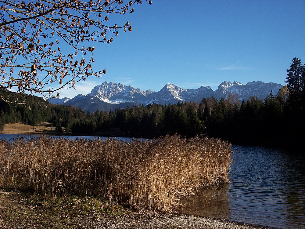 Herbststimmung mit Blick über den See zum Karwendelgebirge