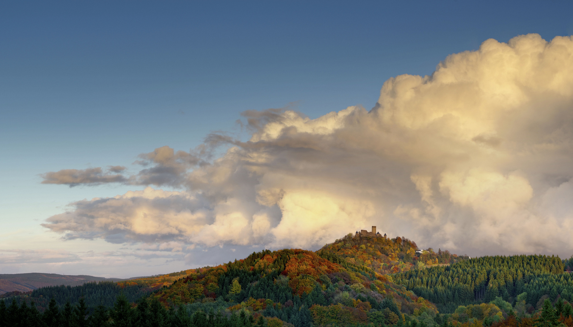 Herbststurm zieht über der Nürburg auf