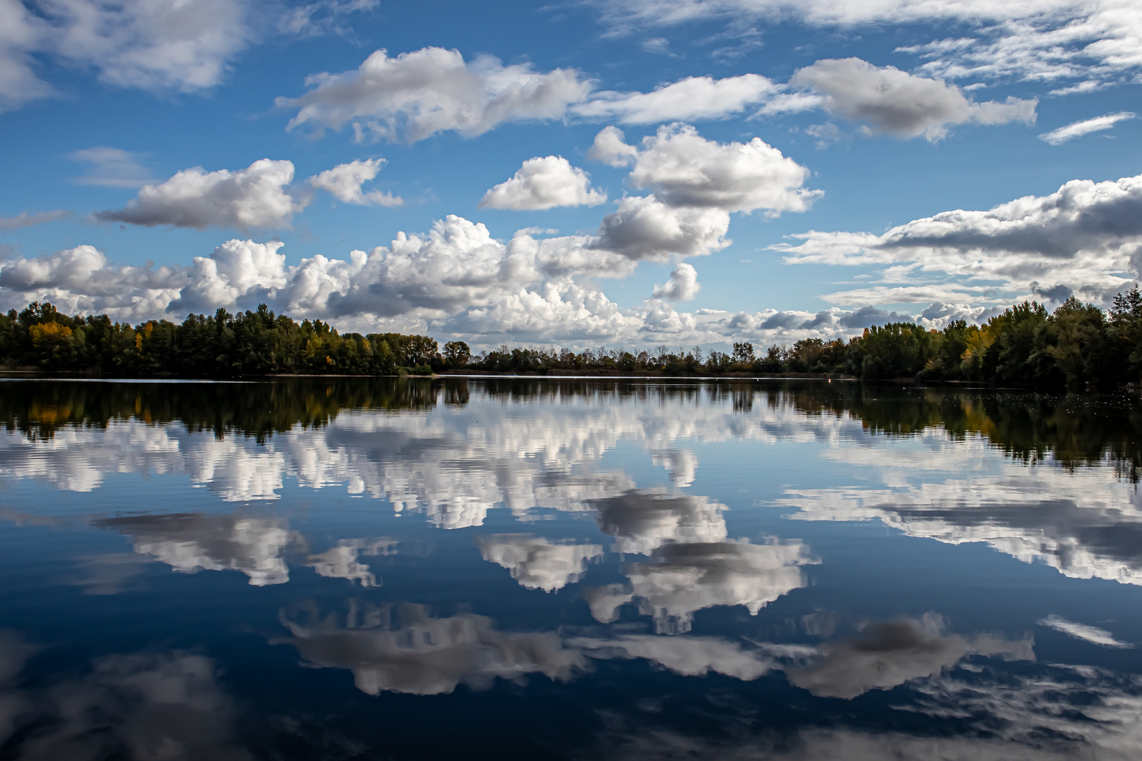 Herbsttag am See. 