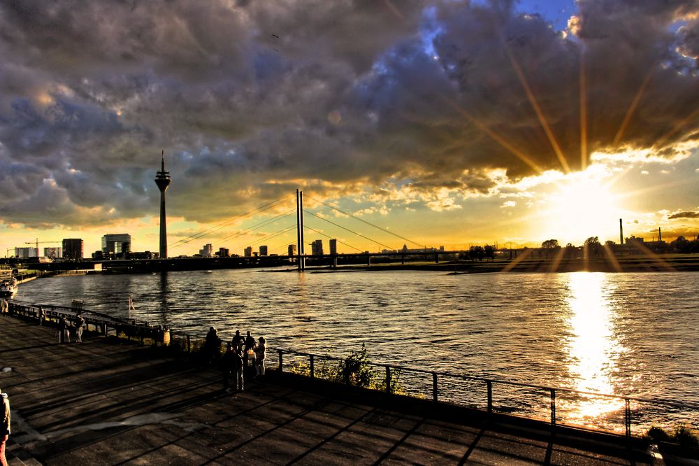 Herbsttag an der Rheinuferpromenade