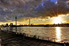 Herbsttag an der Rheinuferpromenade