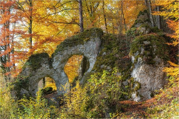 Herbstwald mit Felsentor