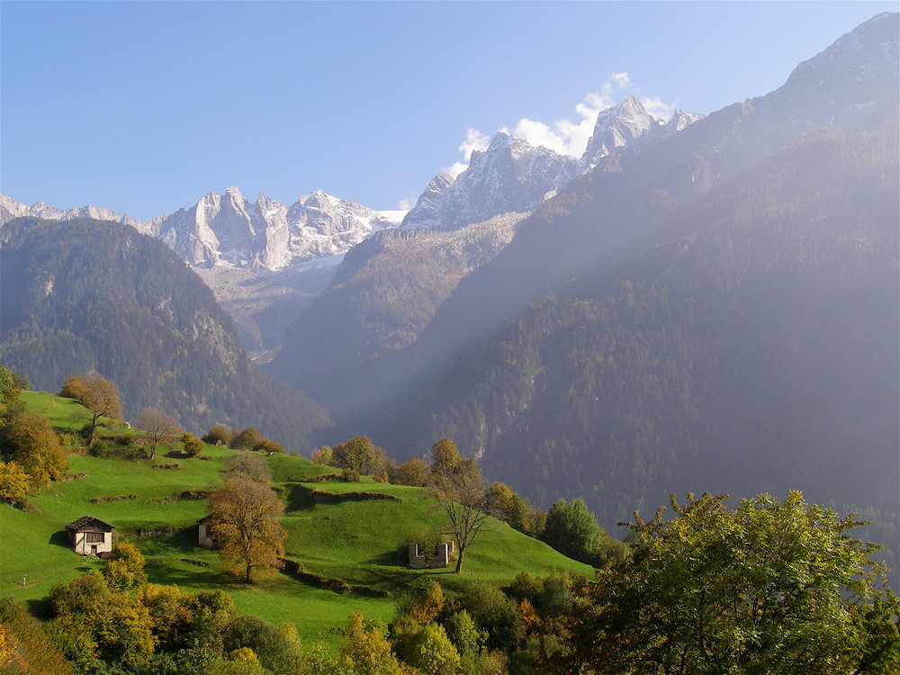Herbstwanderung 07 durch das Val Bregaglia - Blick zurück auf die Bergeller Alpen