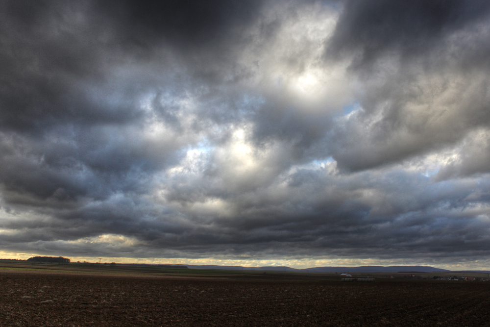 Herbstwolken über Feld