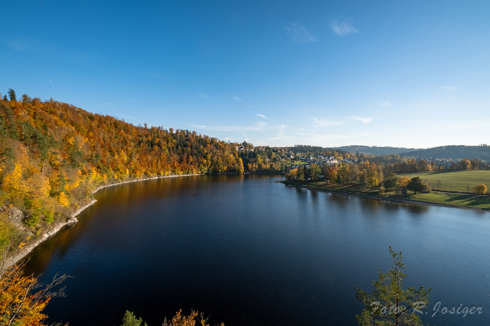 Herbstzauber am Stausee