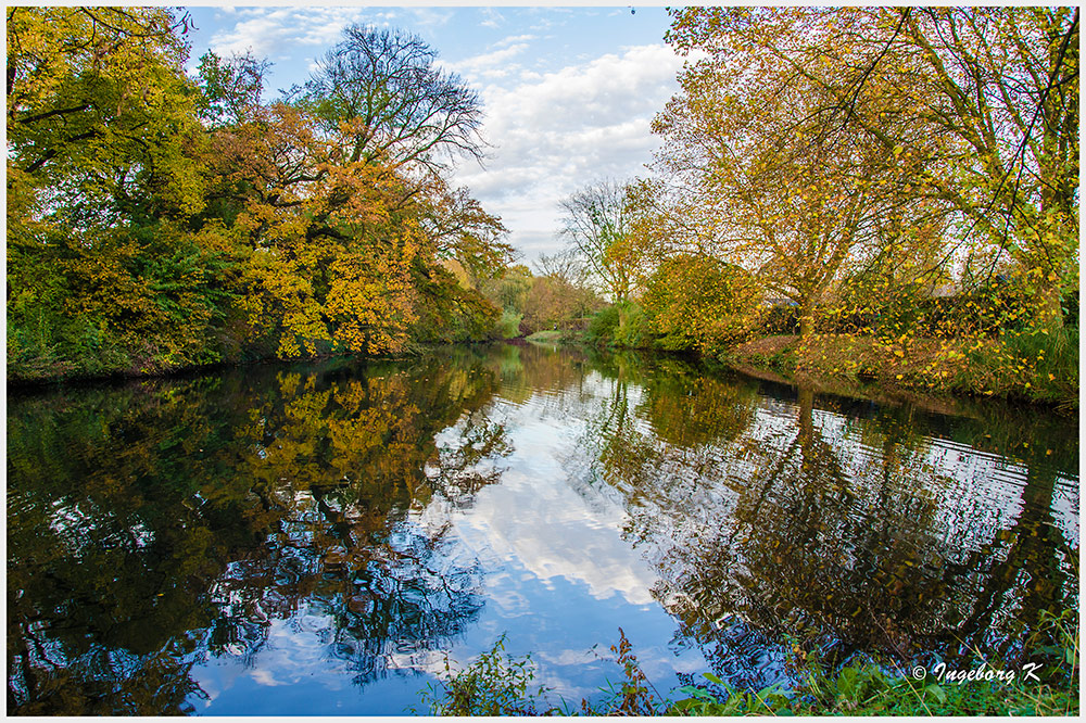 Herbstzauber bei Burg Linn in Krefeld