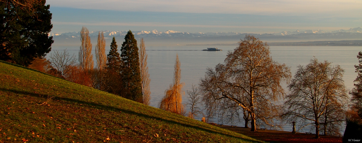 Herbstzeit auf der Insel Mainau mit Blick auf den Bodensee und die Alpen