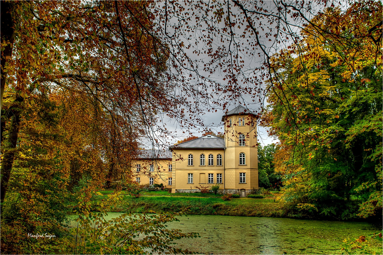 Herbstzeit im Park von Schloss Kölzow... 