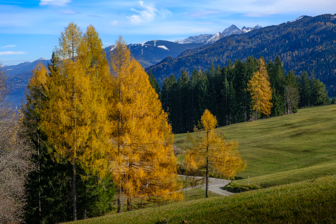 Herbstzeit im Tal, Winter beginnt auf den Gipfeln