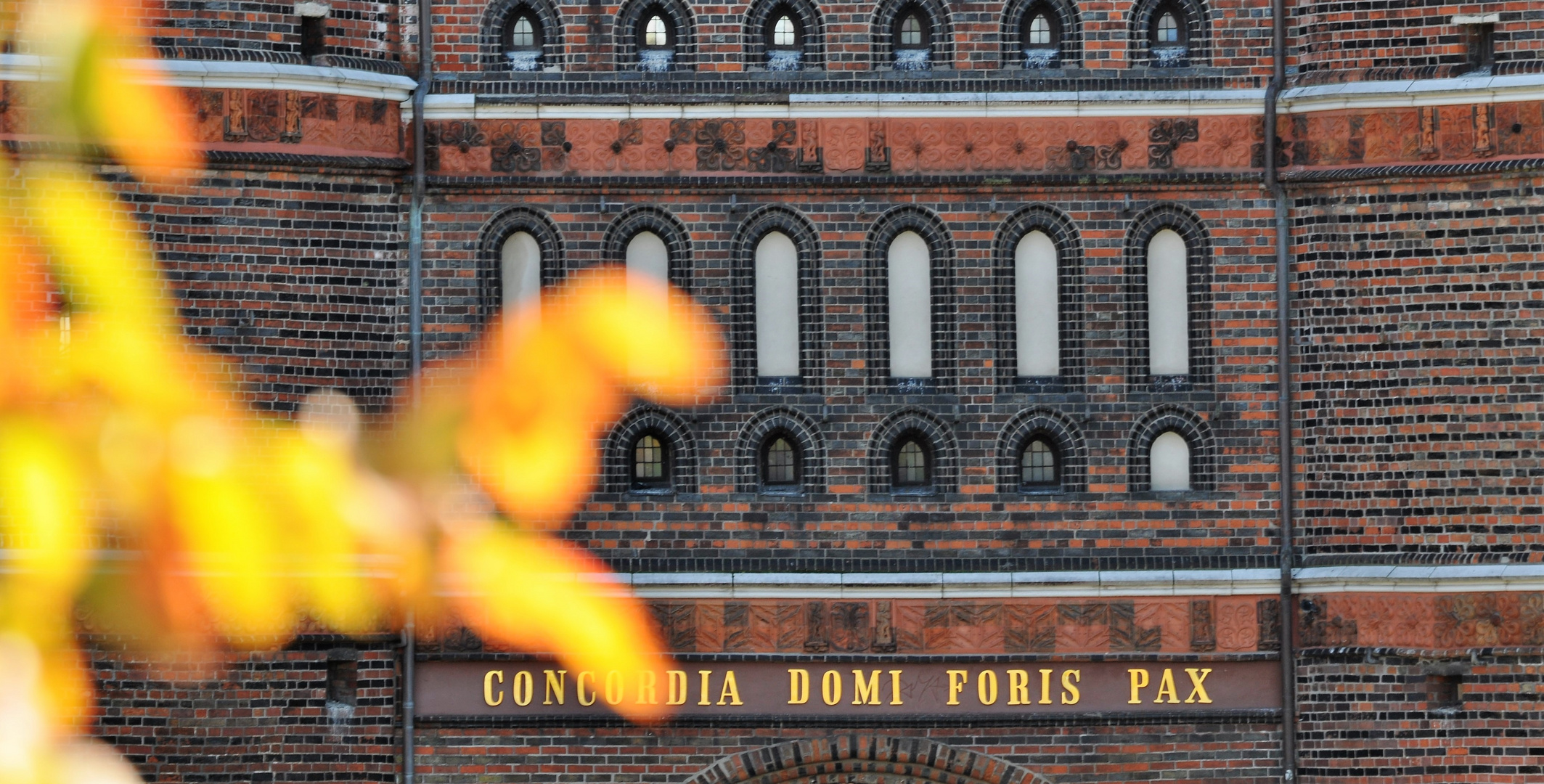 Herbstzeitliche Stimmung vor dem Holstentor