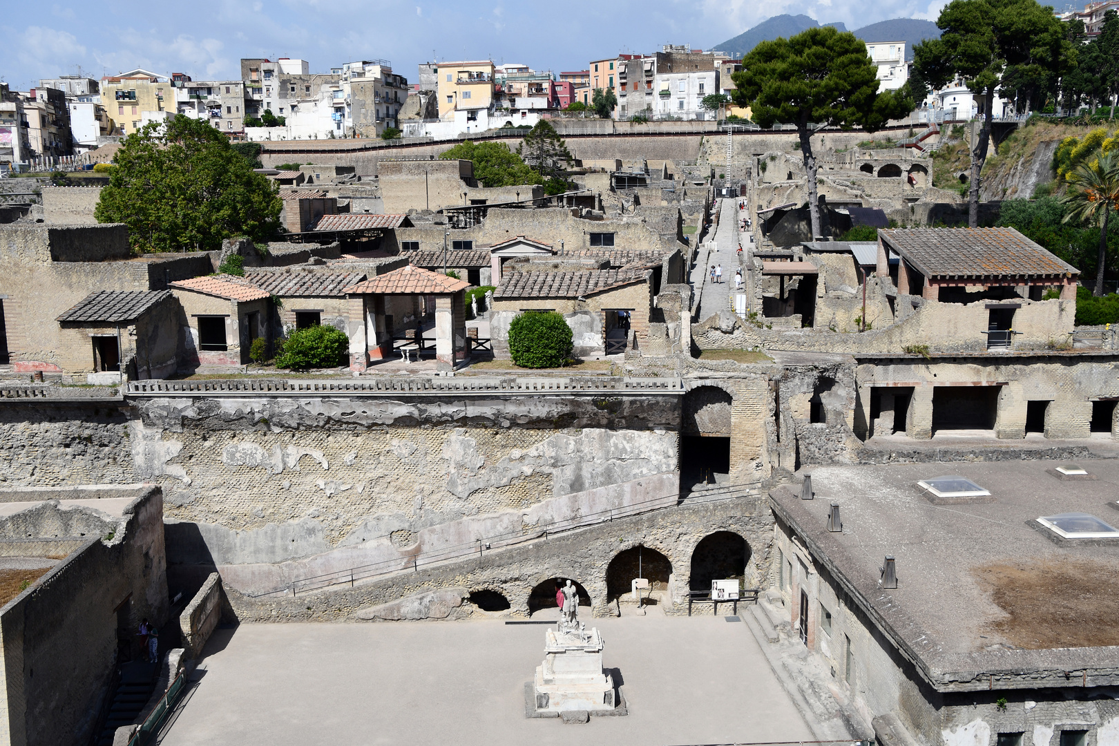 Herculaneum am Fuße des Vesuv mit dem Heiligen Platz Foto & Bild