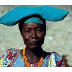 Hererofrau mit wilhelminischer Kappe