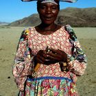 Hererofrau mit wilhelminischer Kappe