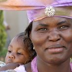 Hereromutter mit ihrem Sohn in Windhoek/Namibia