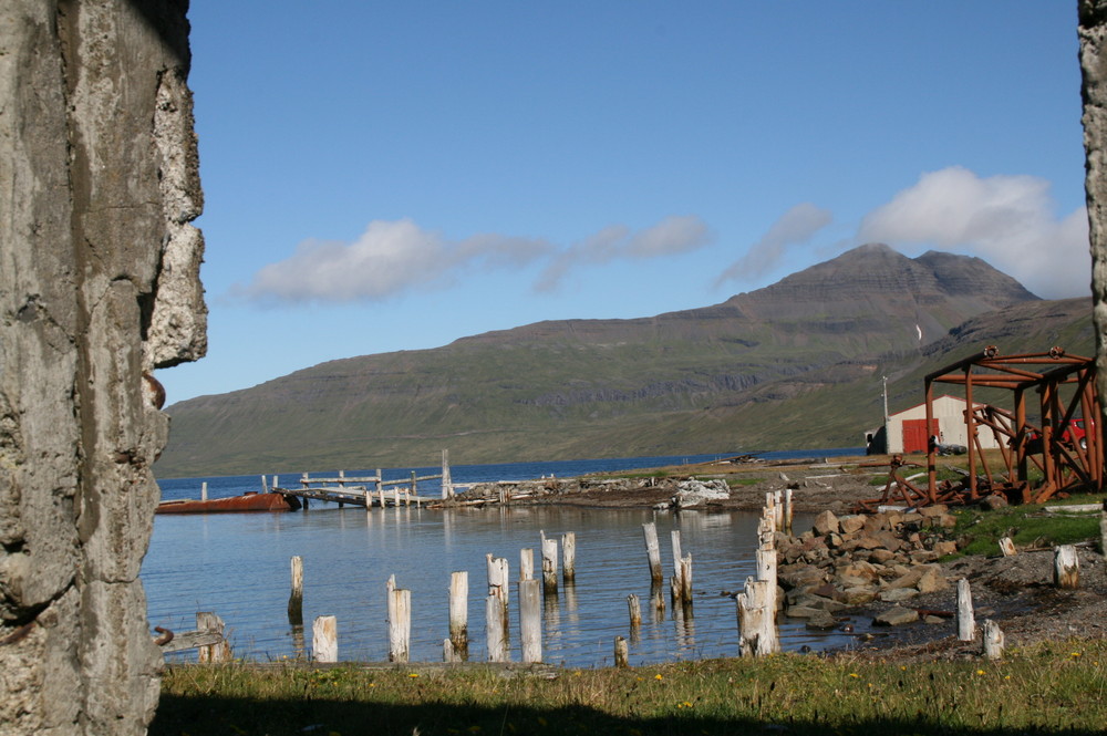 Heringfabrikgelände/Bootsteg bei Eyri in den Westfjorden