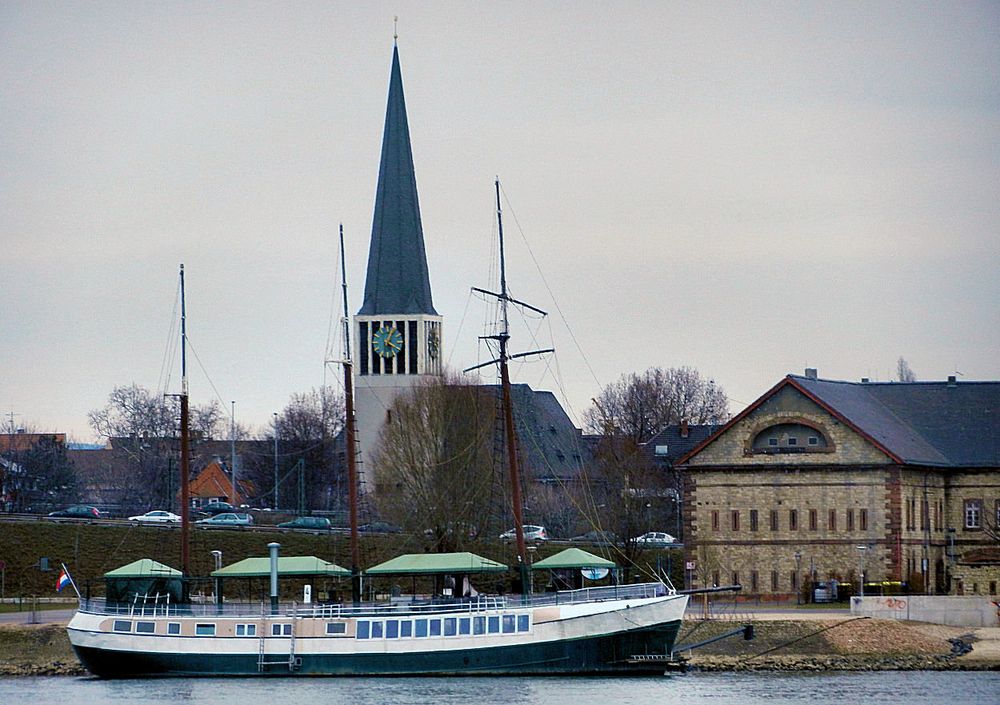 Heringsfänger als Restaurantschiff in Mainz-Kastel