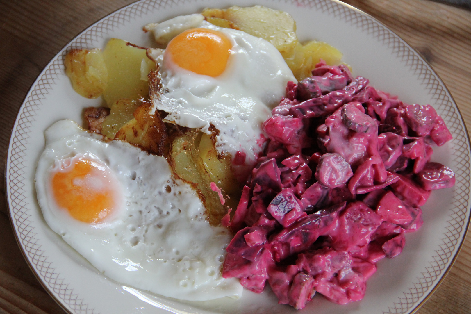 Heringssalat mit Bratkartoffeln und Spiegelei