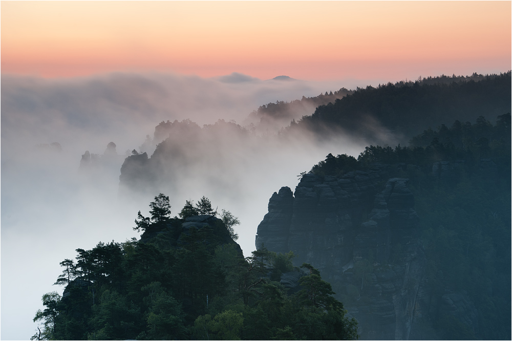 Heringstein in Wolken