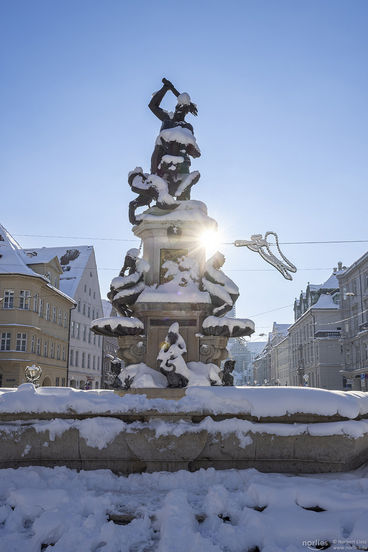 Herkulesbrunnen im Gegenlicht