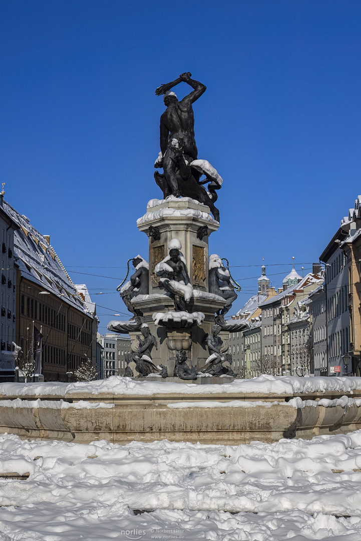 Herkulesbrunnen schneebedekt