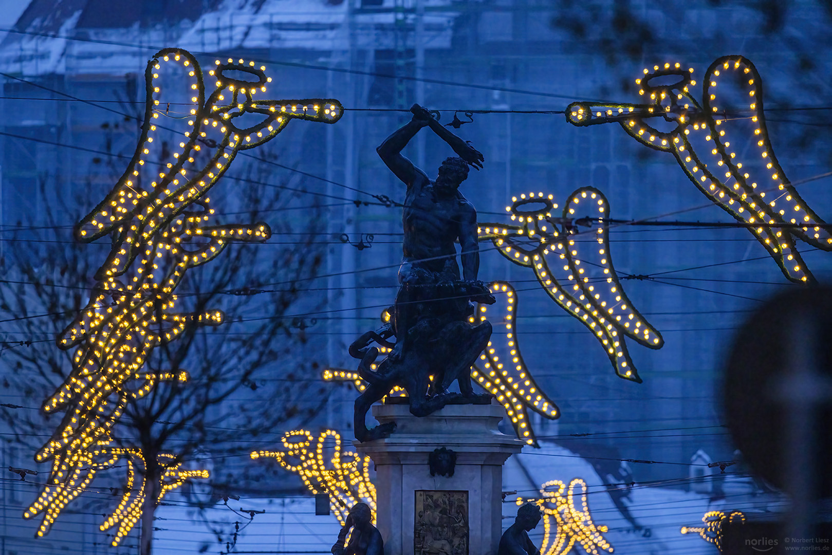 Herkulesbrunnen und Engel