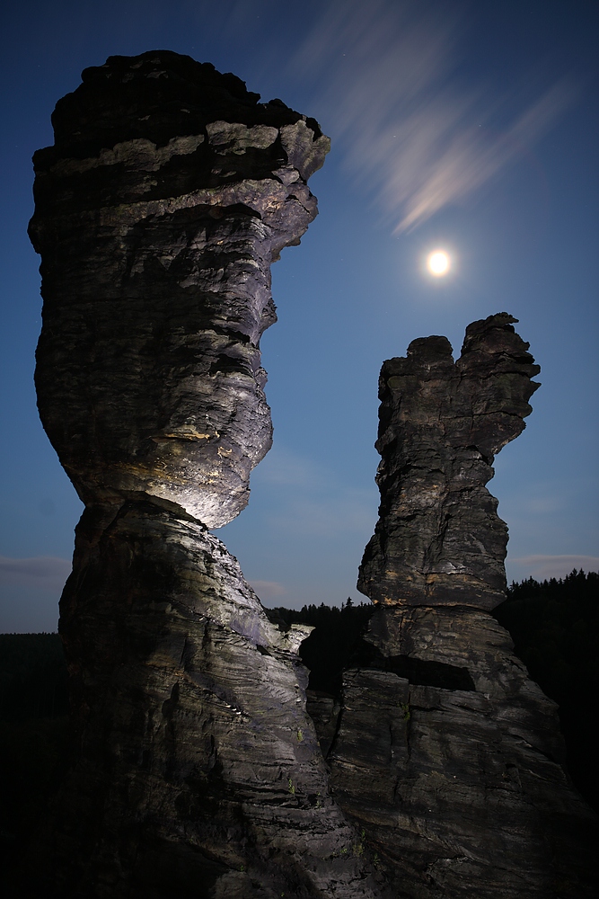 Herkulessäulen in lauer Nacht