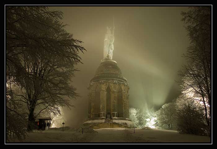 hermannsdenkmal in einem leicht mystischem licht