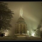 hermannsdenkmal in einem leicht mystischem licht