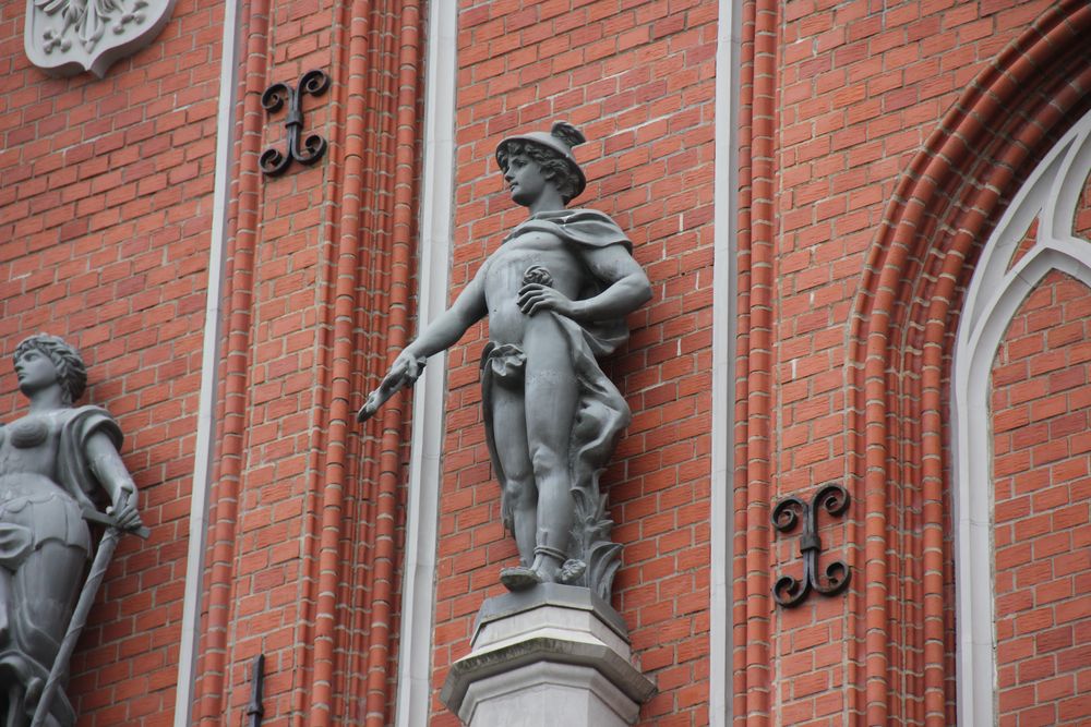 Hermes am Schwarzhäupterhaus in Riga