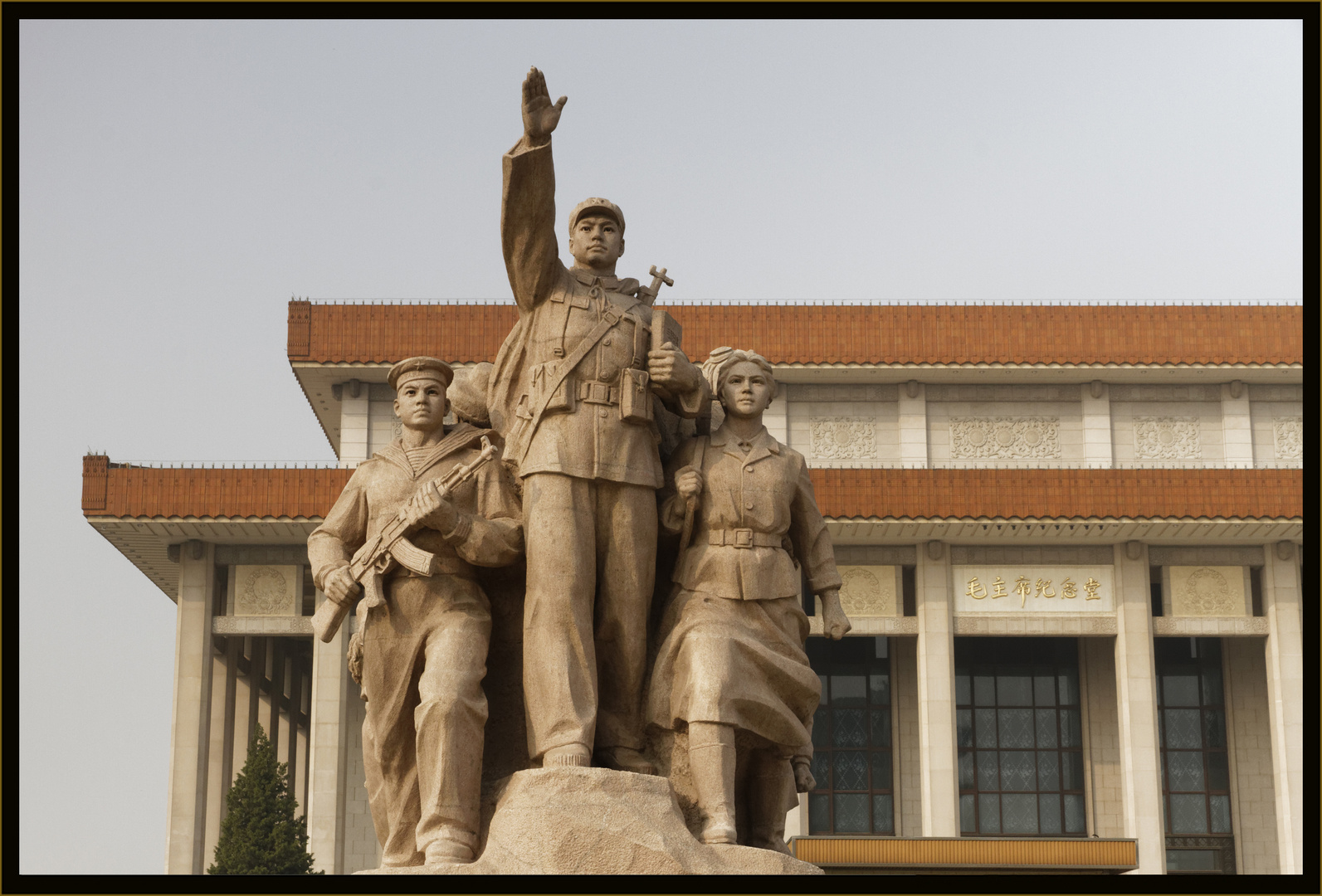 Heroische Gestalten vor dem Mao Mausoleum