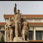 Heroische Gestalten vor dem Mao Mausoleum