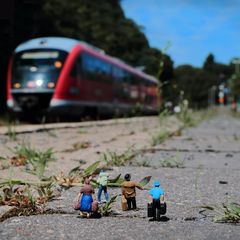 Herr Krause auf dem Bahnhof